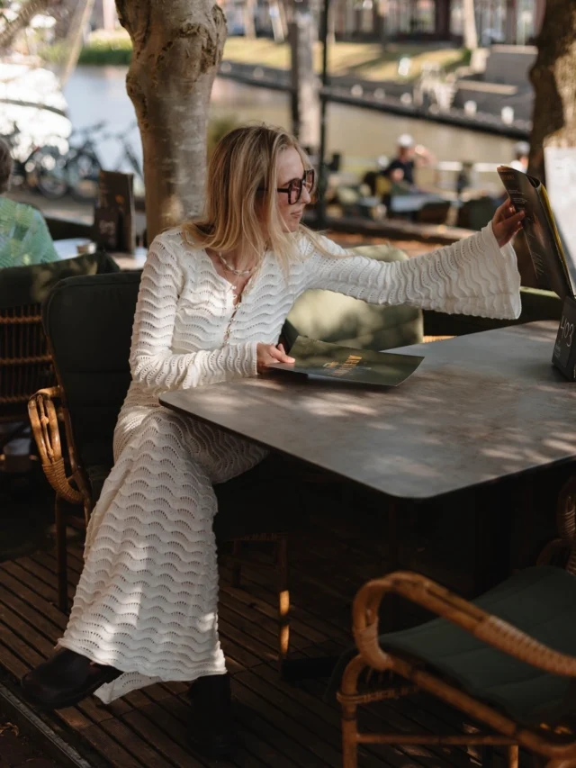 There’s something about sitting on a Dutch terrace along the canals… for me, it’s one of those small, beautiful traditions that feels so typically Dutch 🇳🇱

It was so lovely catching up with so many of our friends while we were there. Even if, as always, it felt too short to see them all. I guess that’s just life with two little ones. Full hearts, full schedules and a constant wish for more time 🤎

📷: @jildoustruiving